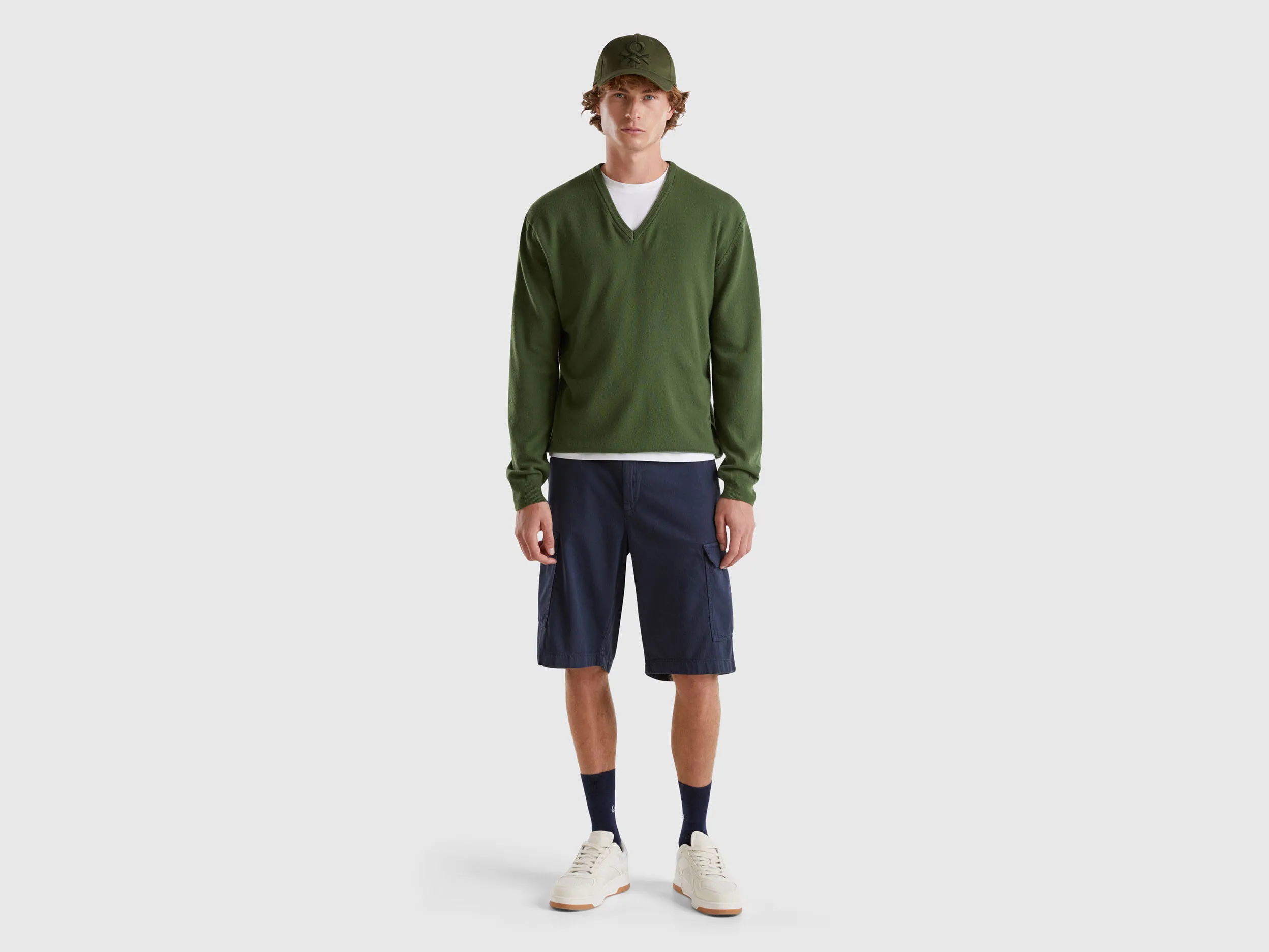 Olive green V-neck sweater in pure Merino wool - Olive Green | Benetton